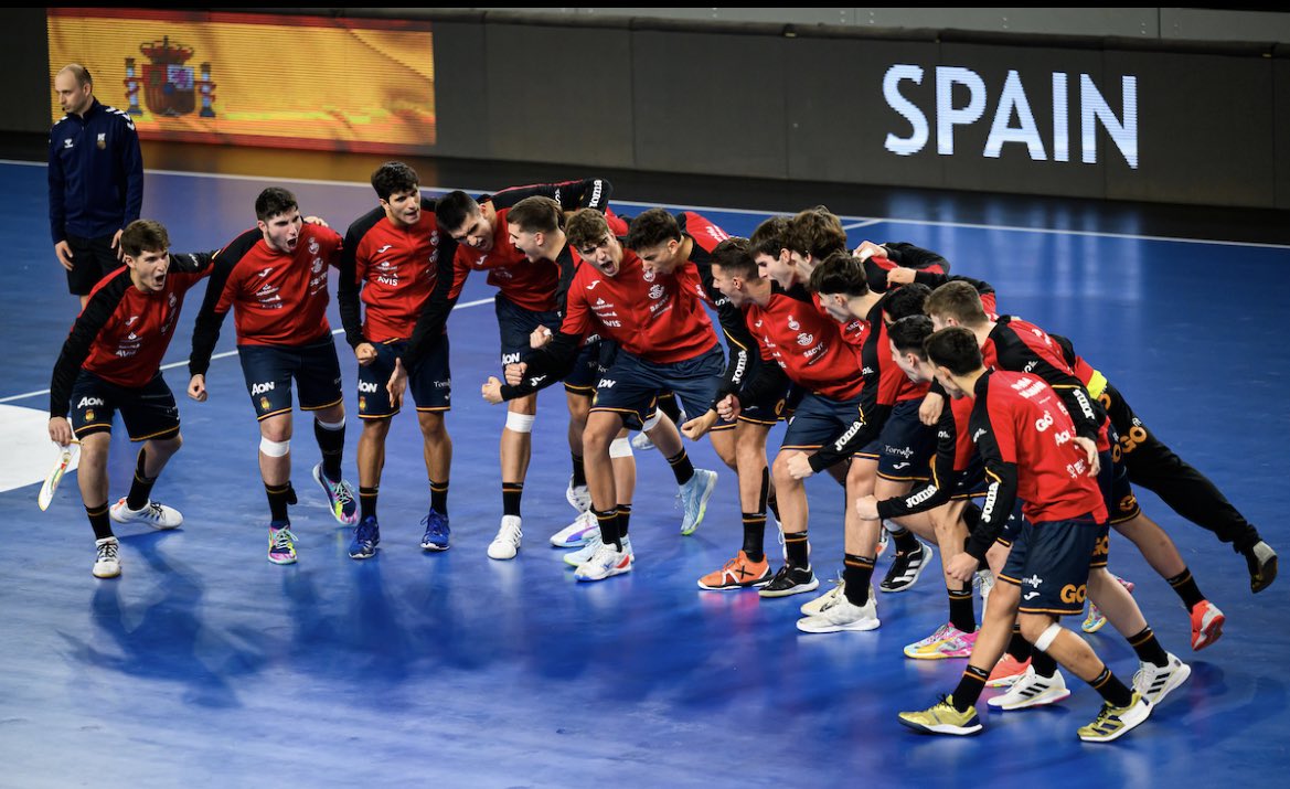 deportegob's tweet photo. 🤾‍♂️ ¡𝑪𝒂𝒎𝒑𝒆𝒐𝒏𝒆𝒔 𝒅𝒆𝒍 𝒎𝒖𝒏𝒅𝒐!

Los #HispanosJuveniles logran el título en #Croatia2023 tras una final apasionante contra 
Dinamarca.

🏆 La victoria, por 28-23, convierte a esta generación en la mejor del mundo en categoría sub-19.

¡El futuro de nuestro balonmano! https://t.co/kPJPoWWUWE