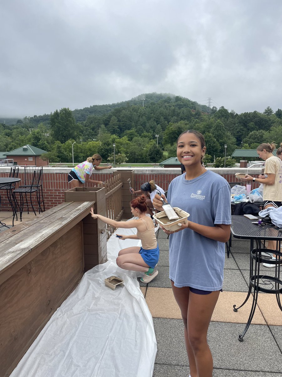 CatamountVB's tweet photo. Our players had fun this morning helping the catamount community with some painting 🎨 #wheebeforeme https://t.co/3eUbAIQVuR