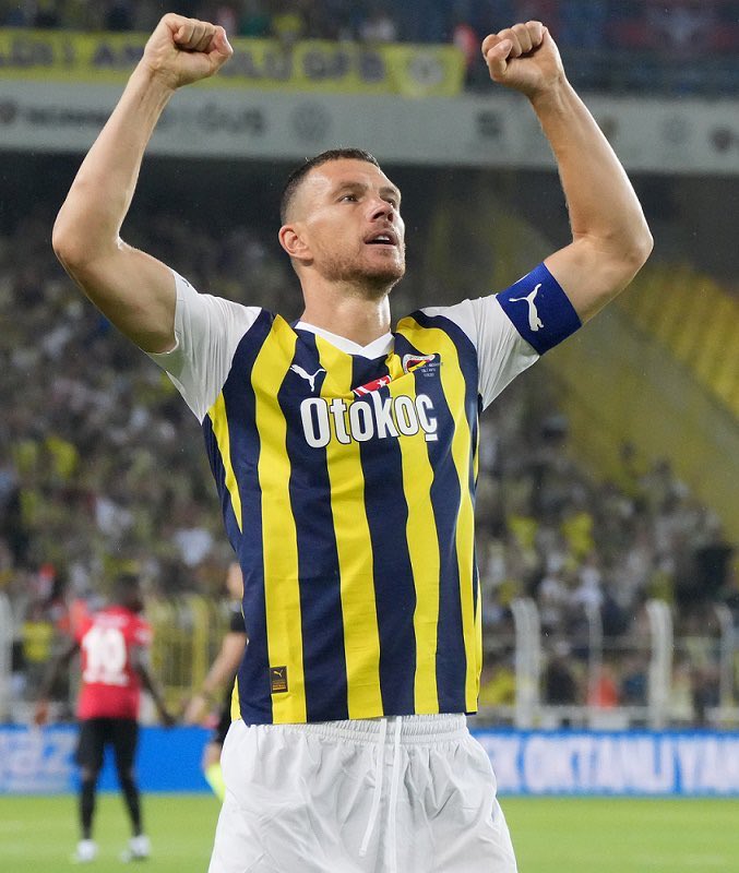 legend_obra's tweet photo. Beyni olan forvetinin olması ne güzel bir şeymiş lan.
#Fenerbahce #fenerinmacivar
#altay #dzeko #tadic #FBvGFK #szymanski #osayi #hakem #kırmızı #penaltı #maxim #bitigen #cengiz #fred https://t.co/e1wU0hu61q