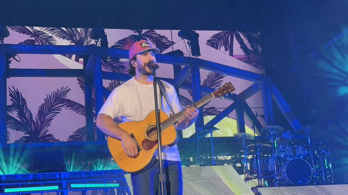 ericareynolds86's tweet photo. @SamHuntMusic last weekend did NOT disappoint. Such a GREAT show!!!! https://t.co/ZAPnRt7YtB
