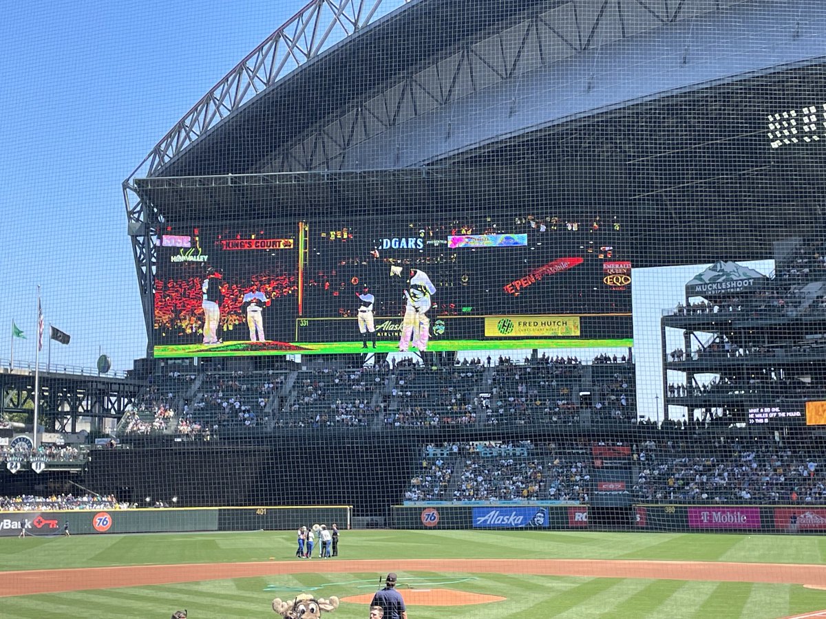 dianelewis48's tweet photo. Coolest video of King Felix here at ⁦@TMobilePark⁩. Badass video editing for one badass pitcher. Congrats Felix Hernandez! #GoMariners! #SeaUsRise #MarinerHOF https://t.co/ZdKRC0XB9t