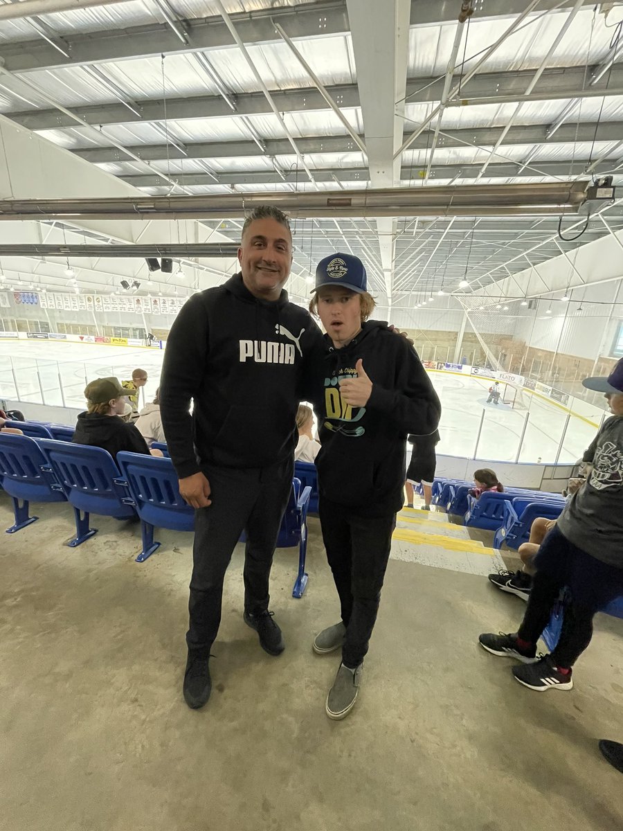 Dhillon2090's tweet photo. S/O from @CoachChippy to @PeelPolice! π #styleandflow π
#CoachChippy hosted the #400Cup youth hockey tournament this weekend - his connection and support to all the participants was outstanding π οΏ½οΏ½ π₯
https://t.co/SANzWDmlPh