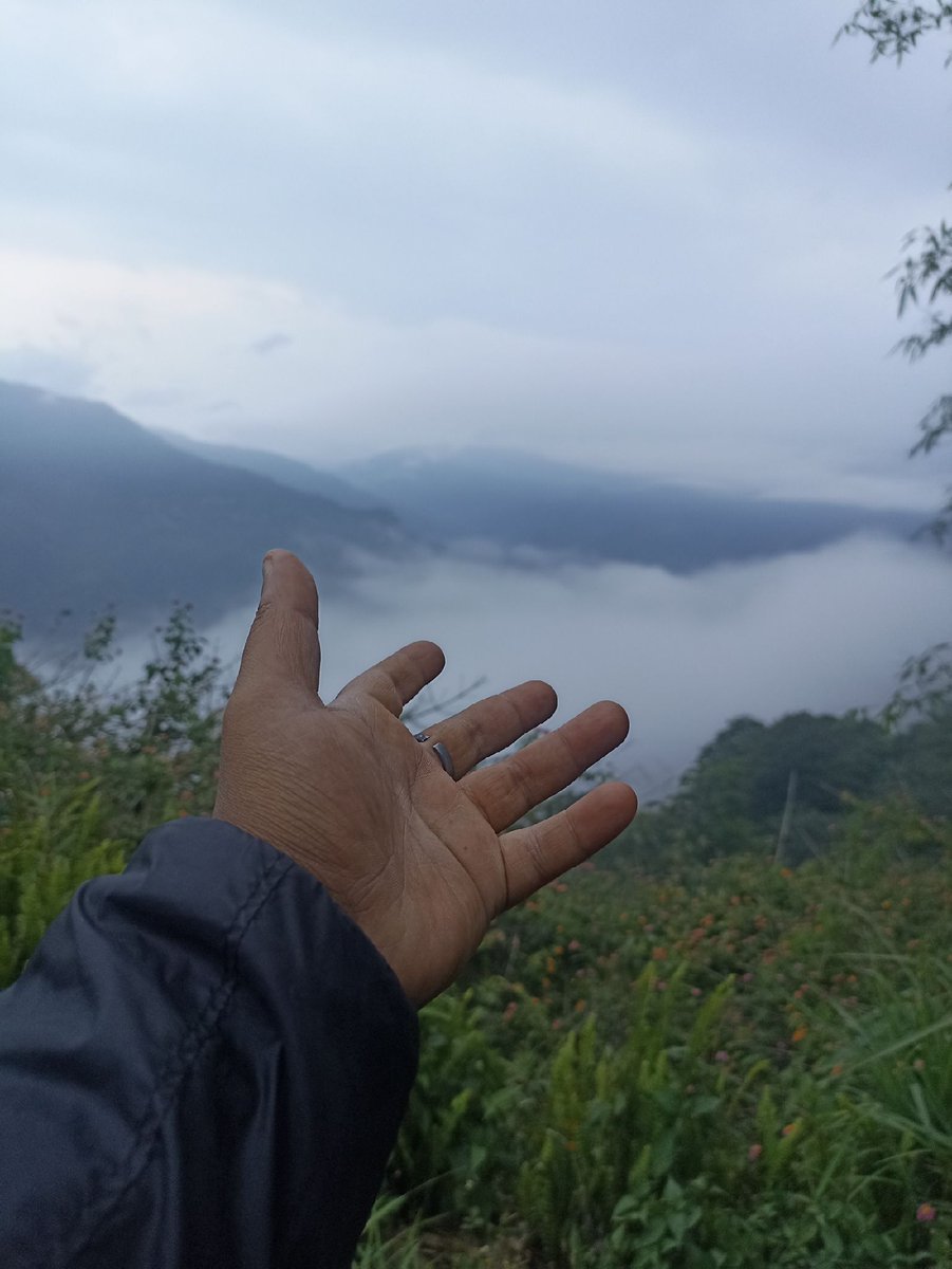 aliveillusion's tweet photo. Kalimpong এ চলে আসুন যদি এমন মেঘ দেখতে চান ❤️  #kalimpong #siliguri #WestBengal #lava #lavamountain #aliveillusion https://t.co/cnCLj8B8z4