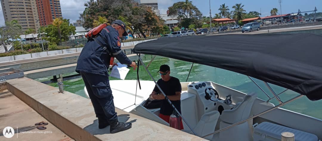 inea_venezuela's tweet photo. #13Ago #VacacionesSegurasINEA
Nuestros compañeros de las @Capitaniamcbo de mantienen desplegados en playas y marinas deportivas de #Maracaibo, trabajando por la seguridad ciudadana.
#ComprometidoconlaVenezuelaAzul #VamosARecrearnos https://t.co/7zJ8jEdNNI