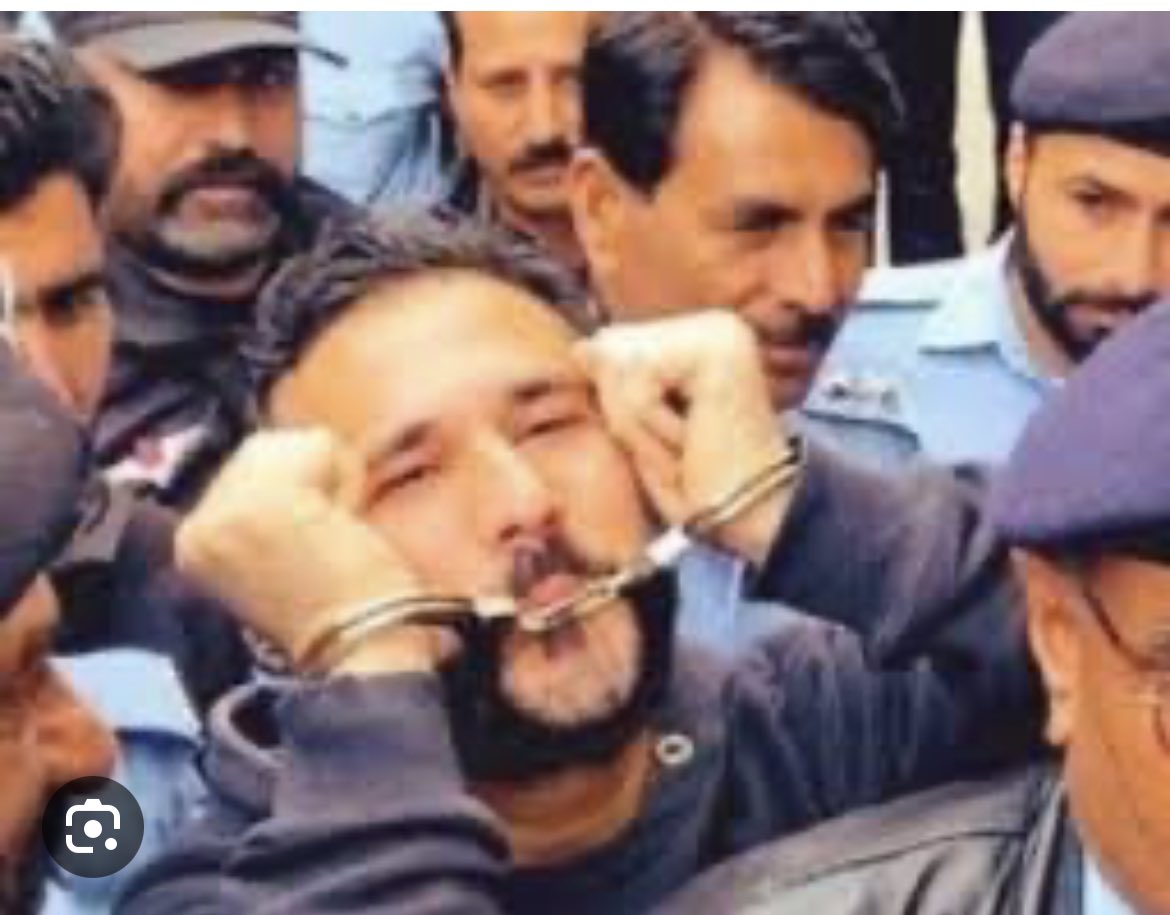 بیریسٹر حسان نیازی کو ایبٹ آباد سے کچھ دیر قبل گرفتار کرلیا گیا ہے انکو قانون کے مطابق عدالت پیش کیا جائے تاکہ یہ اپنا قانونی حق دفاع استعمال کرسکے۔ 
اور خاندان کو اسکے متعلق رسائی فراہم کی جائے۔