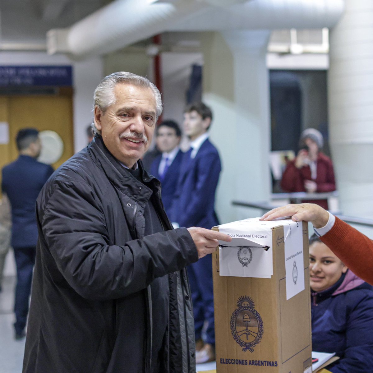 Las fotos de Alberto votando en 2019 vs. hoy 2023 es yo inscribiéndome en la Facultad vs. yo anotándome en mi última materia