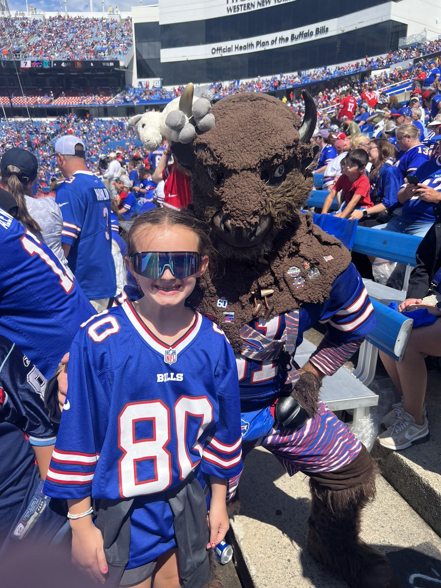 JRobTX1's tweet photo. What an experience to spend time with. @rell4six thank you for the time you gave Avery, she's your biggest fan! I am extremely proud of the hard work you've put in to be at this level. This is just the beginning. We Love you big dawg and thanks for an awesome week. #BillsMafia https://t.co/PdBFSw3pMN