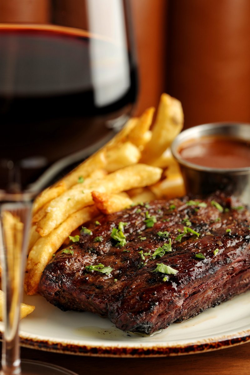 Happy National Filet Mignon Day! Come in for some Sunday happy hour and steak frites for dinner to kick off the work week! 😋🍷🥩

📸 MADN Agency

#grantparkbistro #southloopchicago #sundayhappyhour #steakfrites #happyhour #sundaydinner #wine #filetmignon #nationalfiletmignonday