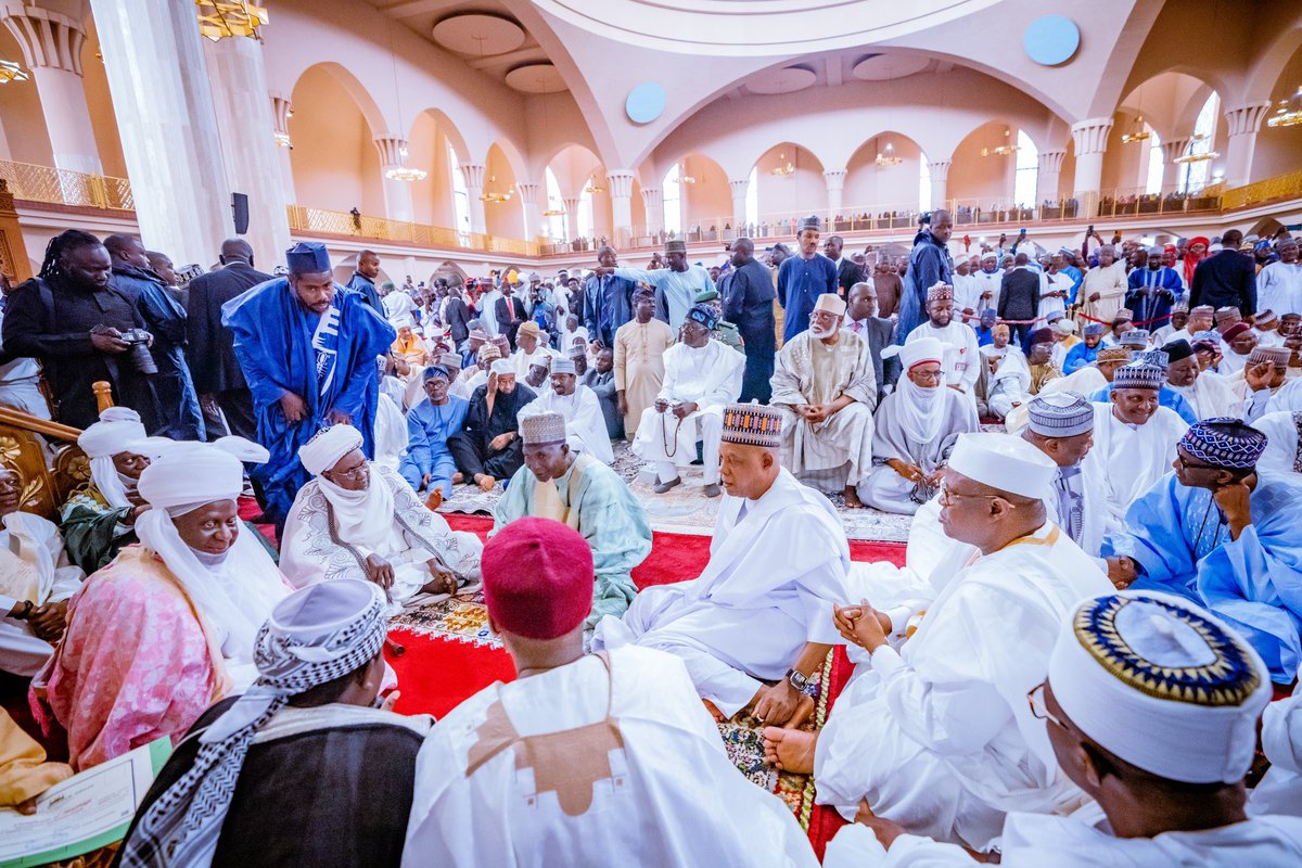 Opetuyii's tweet photo. Vice President, Senator @officialSKSM received the bride on behalf of the groom, Dr. Yerima Hamma Wabi, while the Emir of Minna, Alhaji Haruna Bahago, represented the bride’s family before the Imam of National Mosque, Abuja. 
11th August, 2023 
📸 @opeadelani https://t.co/VW96TIXVMF