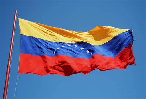 Cuando lees a un venezolano que aplaude las medidas coercitivas contra el país, esa persona está celebrando que se nos dificulte la compra de alimentos, acceso a medicamentos y complicaciones para el suministro de combustible.