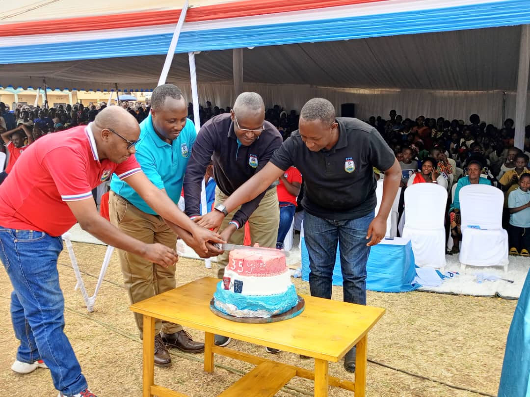 TUYISHIMEElpha1's tweet photo. Mu murenge wa @SectorMuyira muri @NyanzaDistrict mu rwego rwo gukomeza kwizihiza ,Isabukuru y'Imyaka 35 Umuryango @rpfinkotanyi umaze ushinzwe habaye , Inteko rusange yahujwe n'Isabukuru.
#Turashima KAGAMEPOUL kubw' imiyoborere myiza, kuko ibibyose tubona ntawundi wabiduhaye. https://t.co/9ZbeEAJOfO