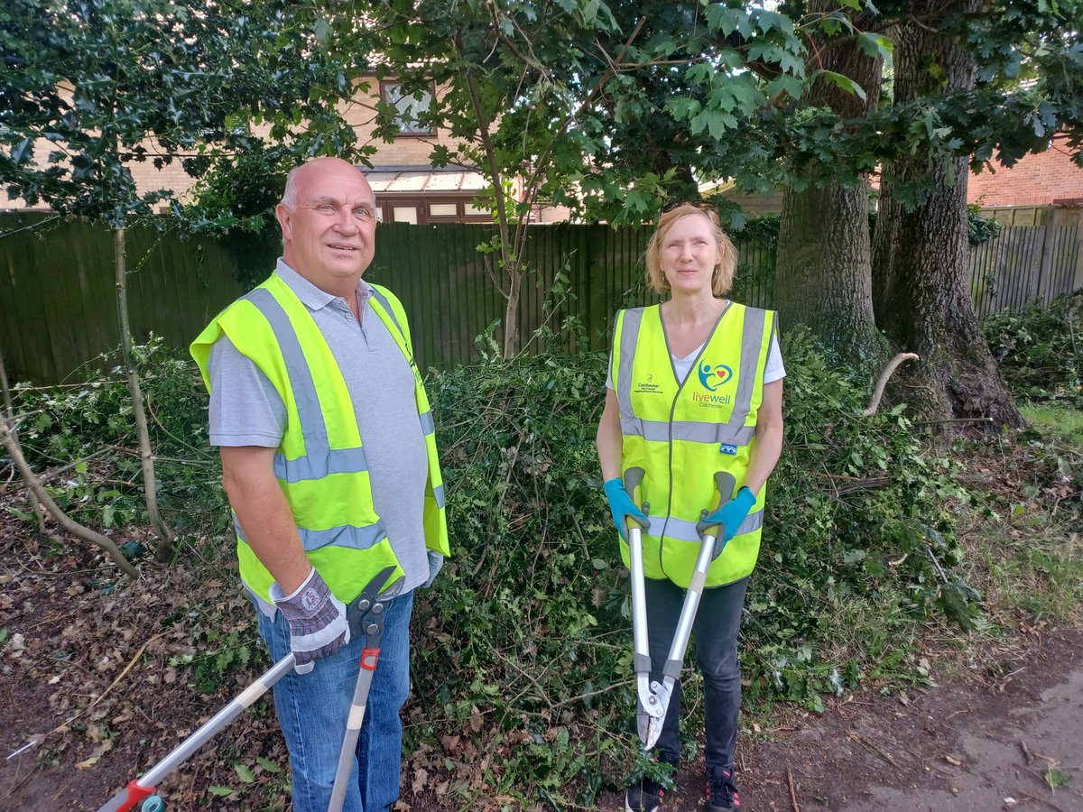 JocelynLaw1's tweet photo. Great to be out with @BraddyGary &amp; the #Highwoods  #LabourTeam cutting &amp; clearing the path off California Cl yesterday &amp; thanks to the residents who helped too ❤️ https://t.co/cKMRDjJuJR