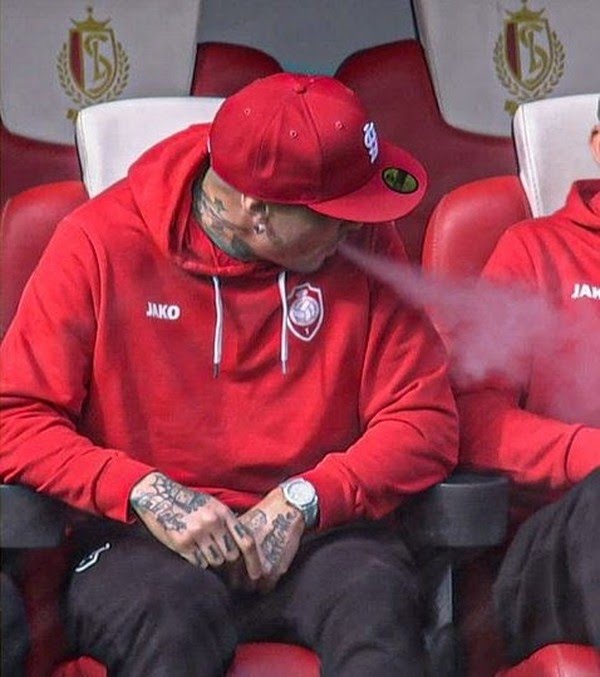 oalmirante_'s tweet photo. 🇧🇪 | Oferecido ao Vasco da Gama, o volante belga Nadja Nainggolan chegou a ser suspenso por tempo indeterminado no Royal Antwerp, da Bélgica.

O motivo foi ele ser flagrado fumando no banco de reservas antes de um jogo do clube.

O fato aconteceu em 2022. https://t.co/j4WnKsbsRW