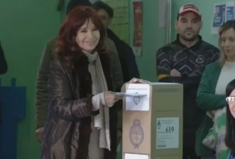 ●Inédito !!
Por primera vez CFK devolviendo un sobre.