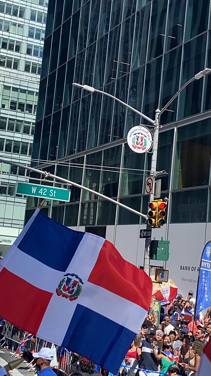 leidialejo's tweet photo. La avenida las Américas se vistió de tricolor y puso por todo lo alto nuestro orgullo patrio. Elevando el sentir de todo un pueblo que pide continuidad, estabilidad y cambio.  4+ @luisabinader @PRM_Oficial @eligiojaquez @RDen_NY #ParadaDominicana 🇩🇴 https://t.co/Bai74gpgFq