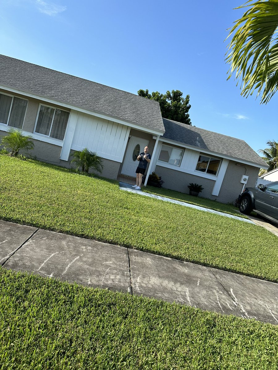 jrivasfla's tweet photo. โก๏ธFiberโก๏ธ Hunting with @DanielMarinTor having some fun educating our local neighbors ๐ก and closing some sales along the way๐ฅ๐ฅ๐ฅ #onefla #fiberflex #att https://t.co/RKf2On81tf
