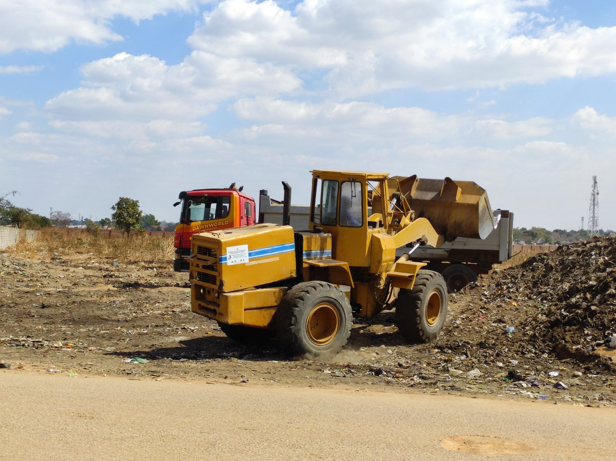 Minister of @METHI_Zimbabwe  Hon NM Ndhlovu had familiarisation tour on the ongoing Waste dump removal programme under the Emergency Harare #WasteManagement Programme in #Chitungwiza & Mbare today.@ZELA_Infor @ProvinceHarare #cleancities #BeatPlasticPollution #SustainableFuture