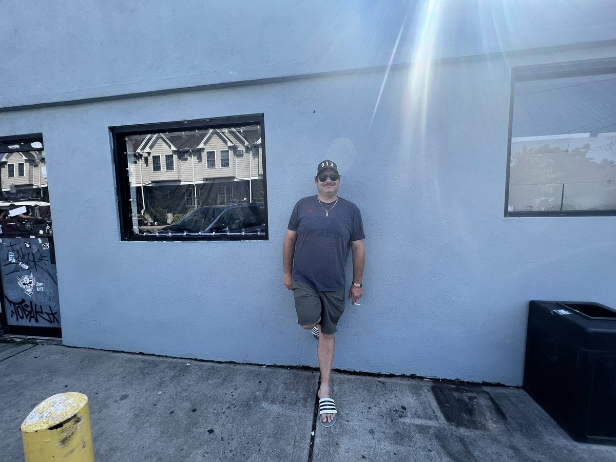 613johnson's tweet photo. Just a quick stop at my favourite convenience store.  #clerks @ThatKevinSmith #smodcastle wasn’t open be real cool to see that before heading back to Canada. https://t.co/cjTJr0zoMY