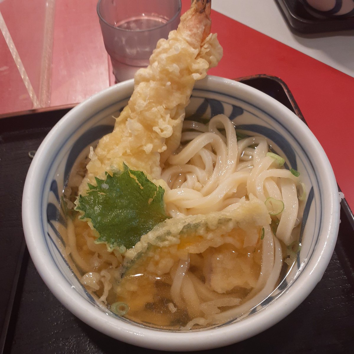 satolruu's tweet photo. #うどん県 代表行列店
#おか泉
開業時,いはら が人気で厳しい船出

金 無いが行ってた店
美味しく 続けて欲しい店だった

全種類食べ旨味MAX
『天ぷらうどん(ぬるめ)』

贅沢な出汁
贅沢な饂飩
贅沢な天ぷら

高いが…
貧乏でも食べれる範囲で😢

行列店になってもレジで働き
「ありがとう」と言う社長 https://t.co/GIPdgFfVeQ