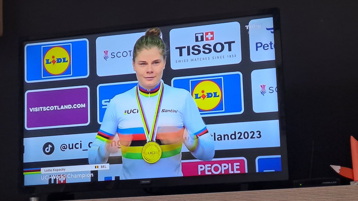 #Championnatdumonde2023 #GlasgowScotland2023 #LotteKopecky
 💪💪💪🌈🌈🌈
🇧🇪🇧🇪🇧🇪 Bravo <a href="/LotteKopecky/">Lotte Kopecky</a> 🥇 et aussi à <a href="/demivollering/">Demi Vollering</a> 🥈