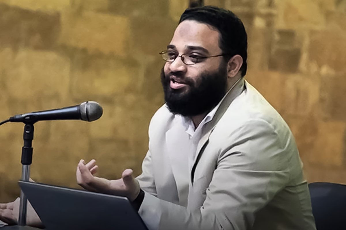 زاملت الباحث الاكاديمي #ايمن_عبدالرحيم لمدة عام في سجن طره، الكل يعلم عنه انه داعيه اسلامي لكننا طوال هذا العام لم نتطرق الي الحديث عن الايديولوجيات ابدا علي الرغم من انني لم اكتشف له اية مواقف متطرفه، وعلي الرغم من ان فيديوهاته تملأ Youtube الا انه لا يوجد اي فيديو له في النيابه