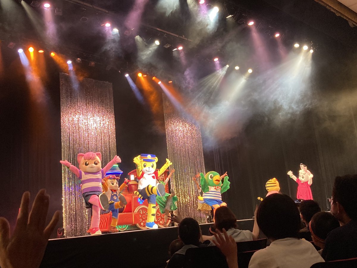 mossya724's tweet photo. 昨日、しまじろうコンサート行ってきた🐯
娘全く泣かず、微動だにせず超真顔😂
母、ペンライト振って楽しみました��
コンサート、やっぱり楽しい♪
#しまじろうコンサート https://t.co/eEmETzkWMZ