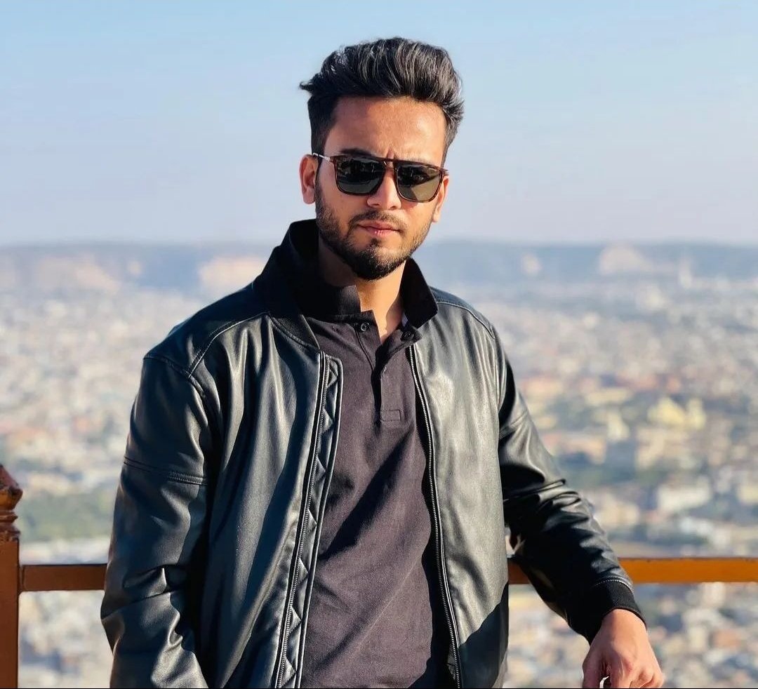 BbTweewt's tweet photo. Who is real deserving winner?.

Like for #ElvishYadav
RT for #AbhishekMalhan

#FukraInsaan #Elvishraosahab
#BiggBoss #BiggBossOTT  #JiyaIsTheBoss  #ManishaRanii #ElvishArmy  #AbhishekhMalhan

Like♥️                         RT 🔁 https://t.co/DC1HjpnH4z