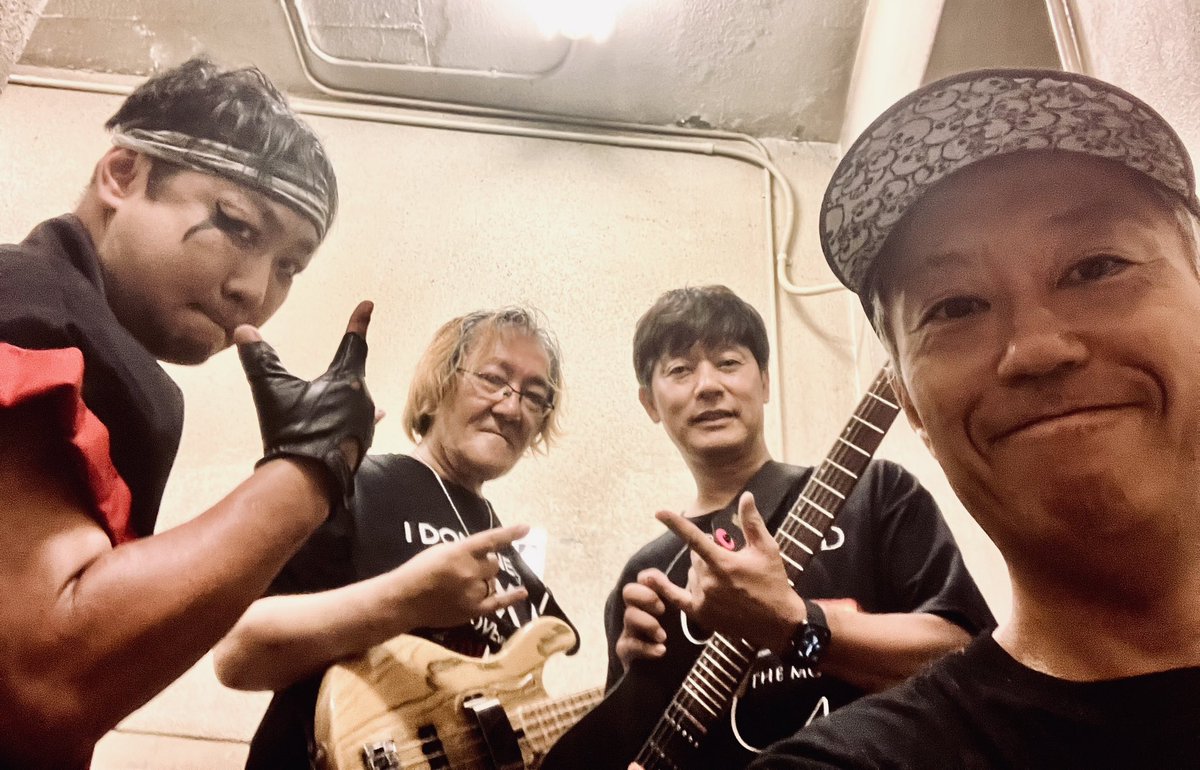 studiohipsnoboo's tweet photo. アニ鬼ライブありがとうございました🎸
久しぶりのバンドライブでしたが超人気バンドに加入して美味しい思いをした新人ベーシストでした🎸

一応正規メンバーらしいので次回ライブ（1月？）もやらせてもらう予定です🎸

いやーバンドは楽しいね😀 https://t.co/gqEQxtDJR6