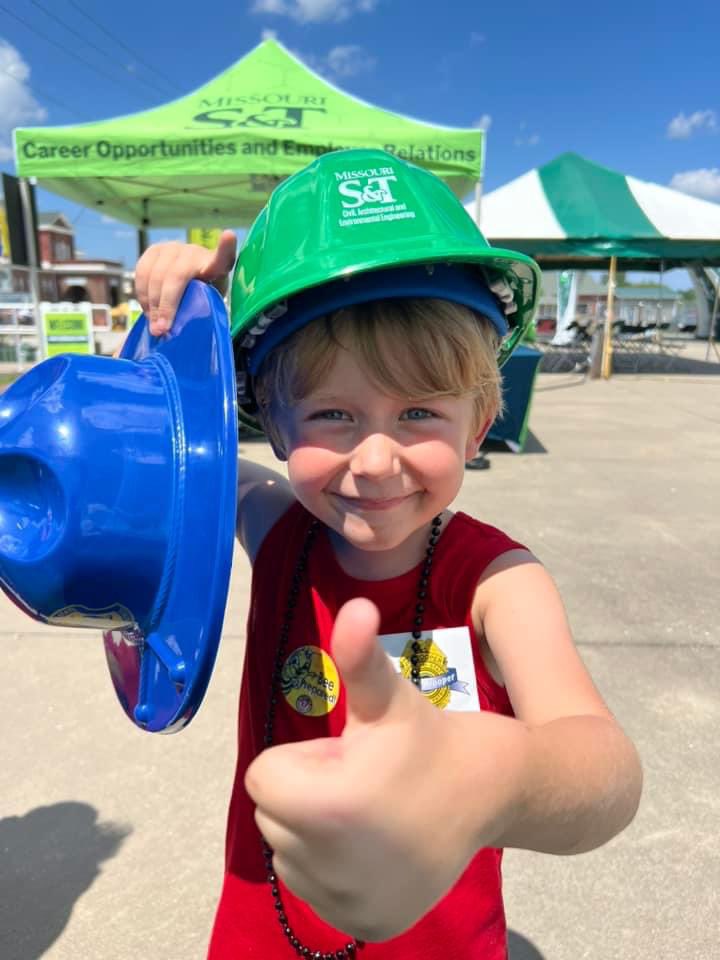 SandT_CArE's tweet photo. Hats off to these future builders learning, having fun and making memories at the Missouri State fair! ππ π‘
@MoStateFair
#MoStateFair
#FutureMiners βπ·ββοΈπ·ββοΈποΈ π οΈ
@MissouriSandT
@sandtcec https://t.co/KbqYHTo4y2