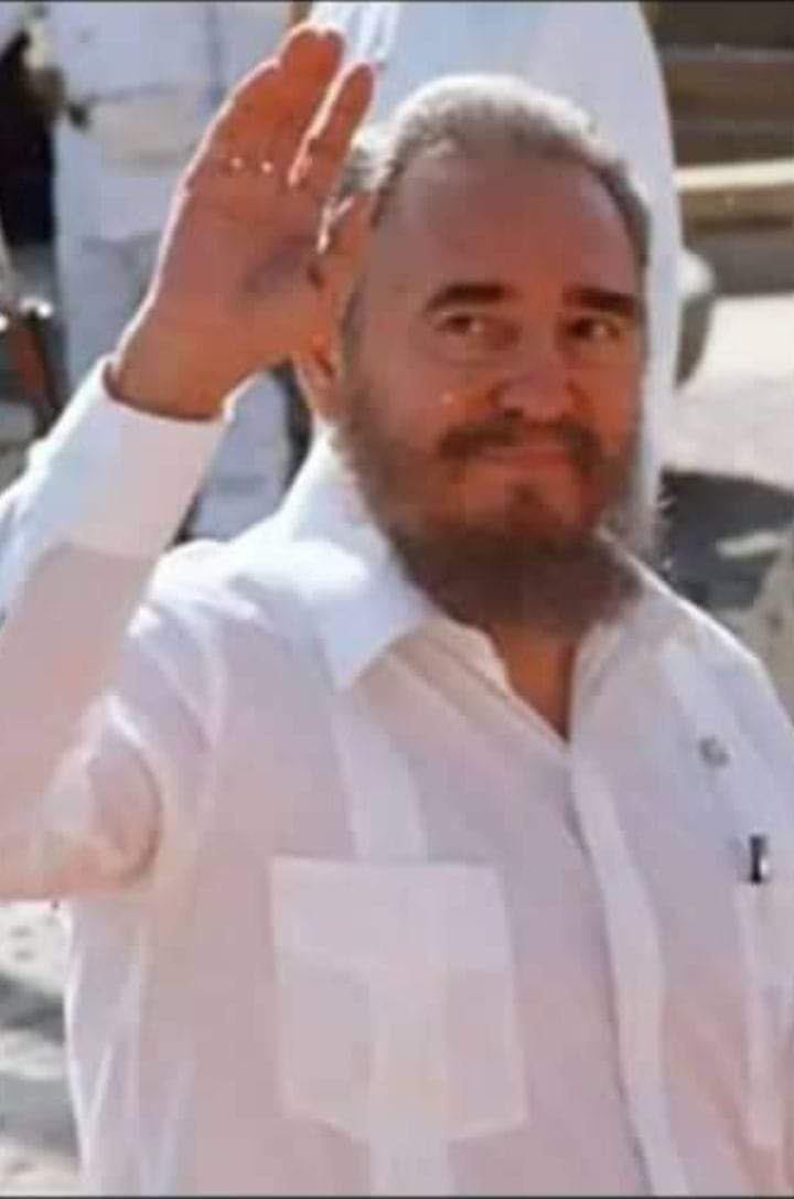 A usted, que viene y va entre verdades
y lleva en sus manos un corazón gigante
ofreciéndolo con altruismo al mundo. 🌻 #FidelPorSiempre <a href="/MINSAPCuba/">Ministerio de Salud Pública de Cuba</a> <a href="/cubacooperaven/">Brigada Médica Cubana en Venezuela</a>