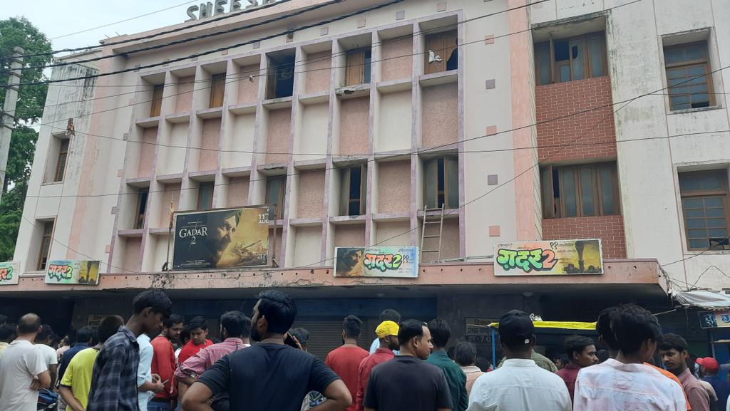 Pranshu15642407's tweet photo. Hey😄 @_PVRCinemas @INOXMovies @Cinepolis , Don't get surprise 😃,  this is the huge crowd to get a ticket in the front of local cinema hall for "GADAR 2". This is the craze , there is an opportunity for u all to construct your theater 🎥 😀 here. https://t.co/XH89rM3rvw