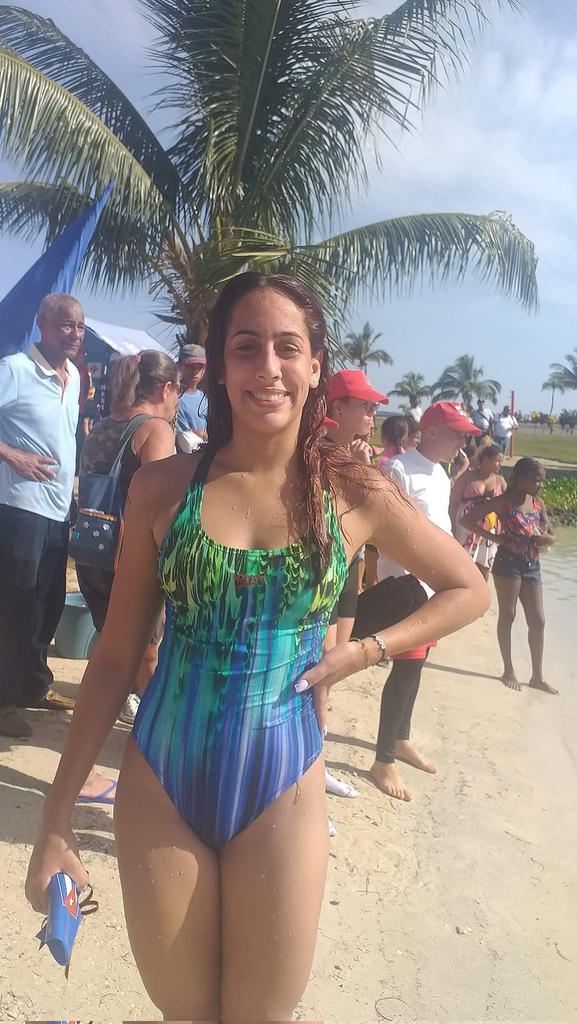 Es una tradición en #Matanzas, en conmemoración al natalicio de #Fidel el 🏊‍♀️💦cruce de la bahía.
Felicidades a esta joven mujer, la cuarta en llegar a la meta, pero la PRIMERA fémina de los 70 participantes que se enfrentaron al reto!
#MujeresEnRevolución #FidelPorSiempre