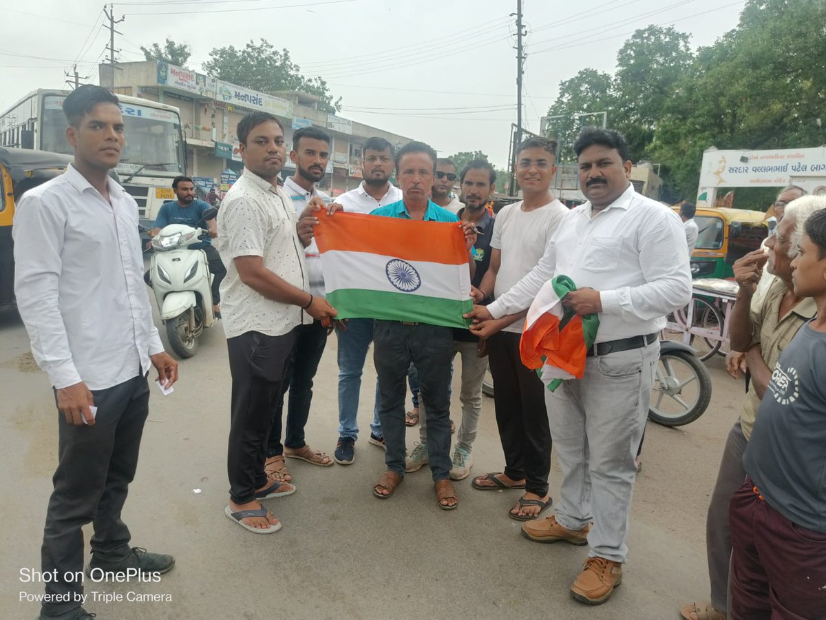PoojanJoshiBJP's tweet photo. દેશના યશસ્વી પ્રધાનમંત્રીશ્રી @narendramodi સાહેબના નેતૃત્વમાં ઉજવાતો "આઝાદી કા અમૃત મહોત્સવ" કાર્યક્રમ અંતર્ગત આયોજિત "હર ઘર તિરંગા" અભિયાન ના અનુસંધાને ડીસા શહેર યુવા મોરચાના કાર્યકર્તાઓ દ્વારા ધ્વજ વિતરણ કરવામાં આવ્યું.
#HarGharTiranga2023 #HarGharTirangaCampaign https://t.co/0tgFaArXOo