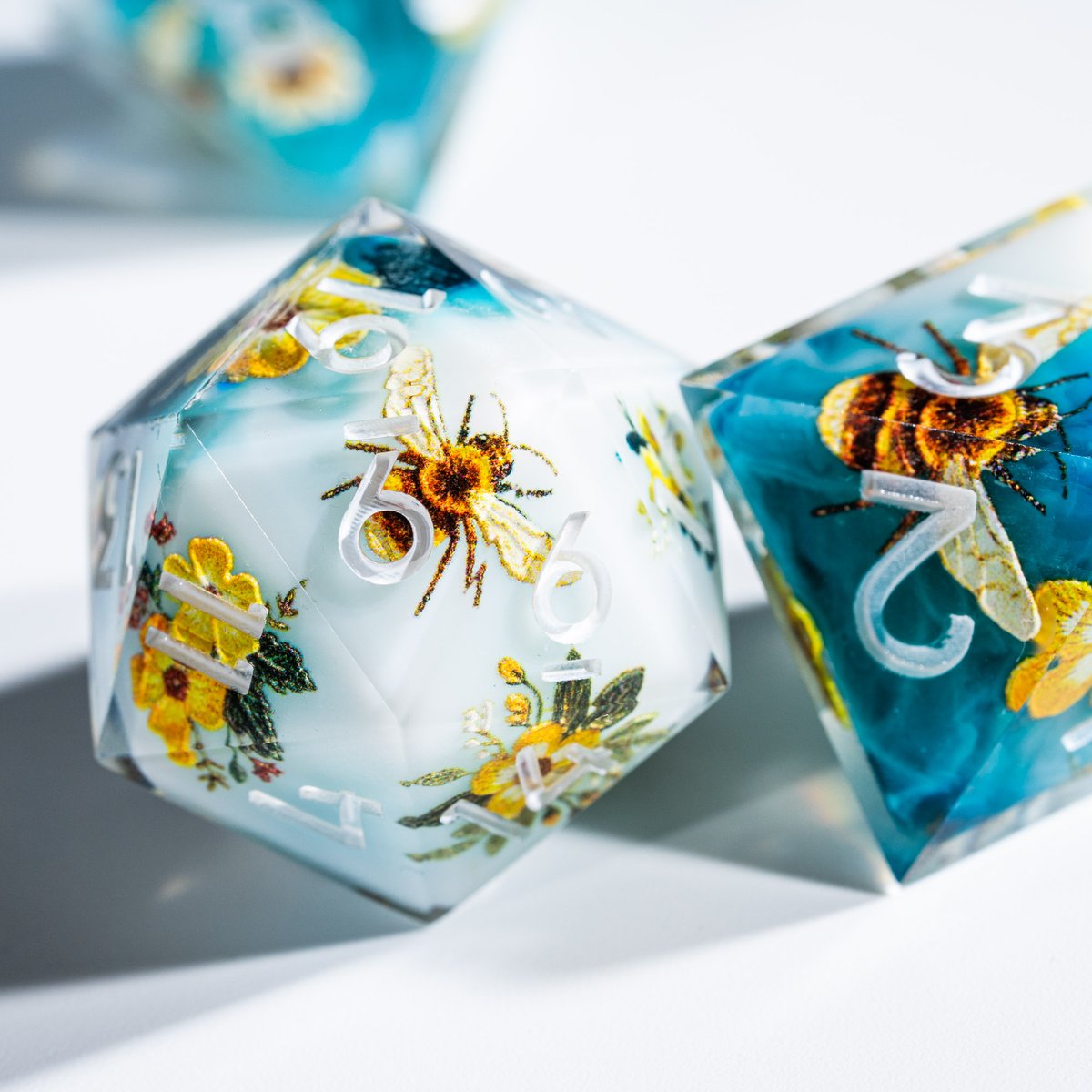 🎁 𝐆𝐈𝐕𝐄𝐀𝐖𝐀𝐘 𝐀𝐋𝐄𝐑𝐓! 🎊✨ 🐝 Calling all bee lovers! 🌼🌞 Get ready to be enchanted by the cutest giveaway ever! Our newest arrivals straight from the Bee🐝 Kingdom are the most adorable fairytale honeybee🐝 dice that sparkle with magical sunshine! 🌞✨ Each itty-bitty