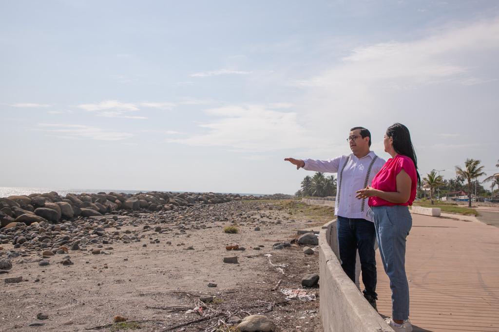 castillejoschis's tweet photo. Desde el Puerto Chiapas, estuve presente en la vista de nuestro Presidente, @lopezobrador_; quien realizó la supervisión del Tren Transístmico. 

Junto a la secretaria de Bienestar,@A_MontielR, trabajamos para que todos los proyectos del @GobiernoMX den plenitud a nuestro estado. https://t.co/Mf2RlIcfxk