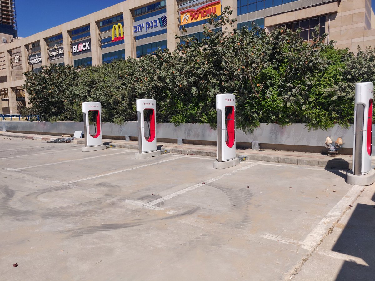 TeslaIL1's tweet photo. בקרוב ב��ינמה סיטי בצומת גלילות - 12 עמדות supercharger חדשות במיקום מרכזי, על כביש החוף, עם שלוש שעות חניה חינם (מעל ומעבר לזמן שצריך לטעינה מלאה). https://t.co/xGXvrC1Ou1
