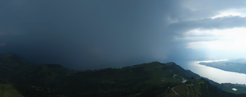 MeteoNewsAG's tweet image. Auch in der #Zentralschweiz gewittert es aktuell örtlich stark. Ein heftiges #Gewitter befindet sich im Raum Nid-/Obwalden (roundshot #Rigi). Das Gewitter zieht bald weiter in Richtung Vierwaldstättersee-Kanton Schwyz. Gewitter verfolgen unter met.to/ddq (rp)