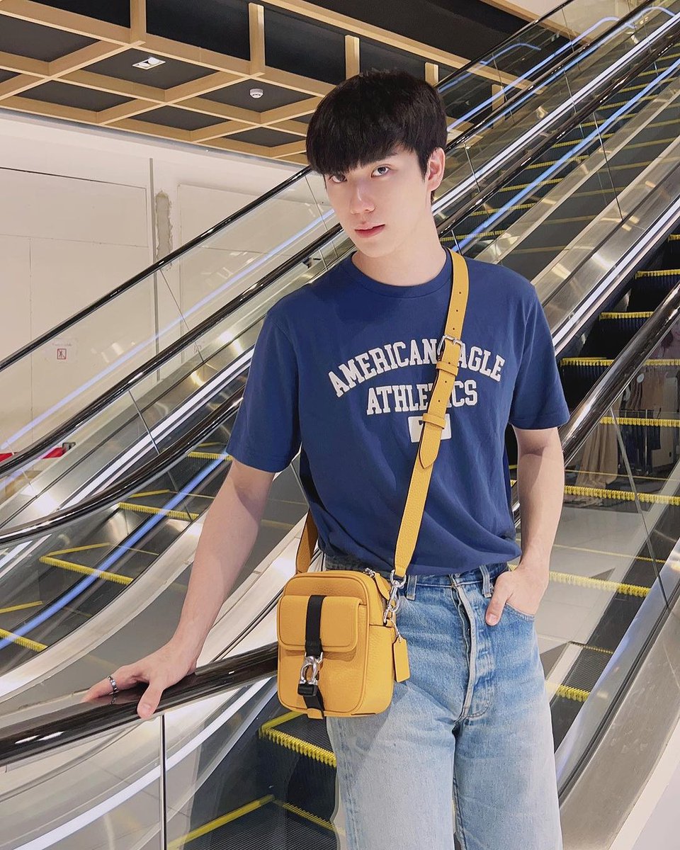 ratta_tung's tweet photo. "ไม่รู้ว่าชอบเธอตอนไหน เพราะตอนไหนก็ชอบเธอ" 😳🤭🥰
#TEeThanapon 
#americaneagleth 
#coachny 
#pacificagroup 
#aexme https://t.co/0C0oE4NqbQ