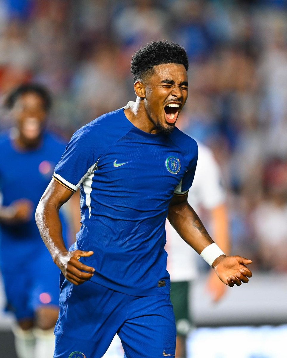 rayneofpayne's tweet photo. I really like the Chelsea kit without a shirt sponsor.  

Sponsors can really ruin a footy top. https://t.co/4uyygOb9Bt