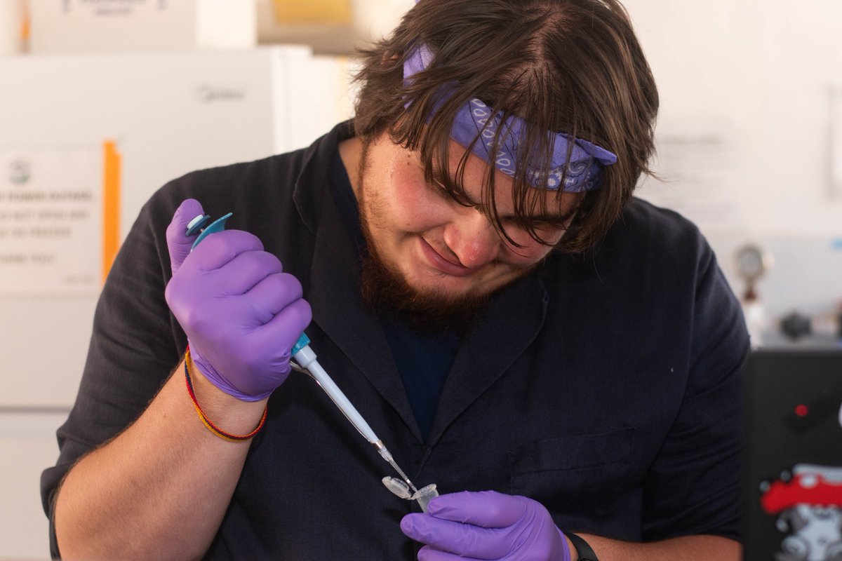 InessaChandra's tweet photo. Miguel studied how nutrients and temperature interact to affect #kelp on an enzymatic level. He scuba dove to collect kelp samples, managed 8 different experimental conditions, handled 100+ cuvettes, and learned how to use an elemental combustion analyzer! PC: Jason Goode https://t.co/8n3p8MinsL
