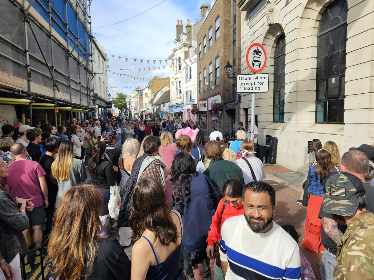 Bond Street #Brighton blocked due to a couple of very skilled buskers.

<a href="/SussexTW/">Sussex Traffic Watch</a> <a href="/SylvMelB/">Sylvie Blackmore</a>