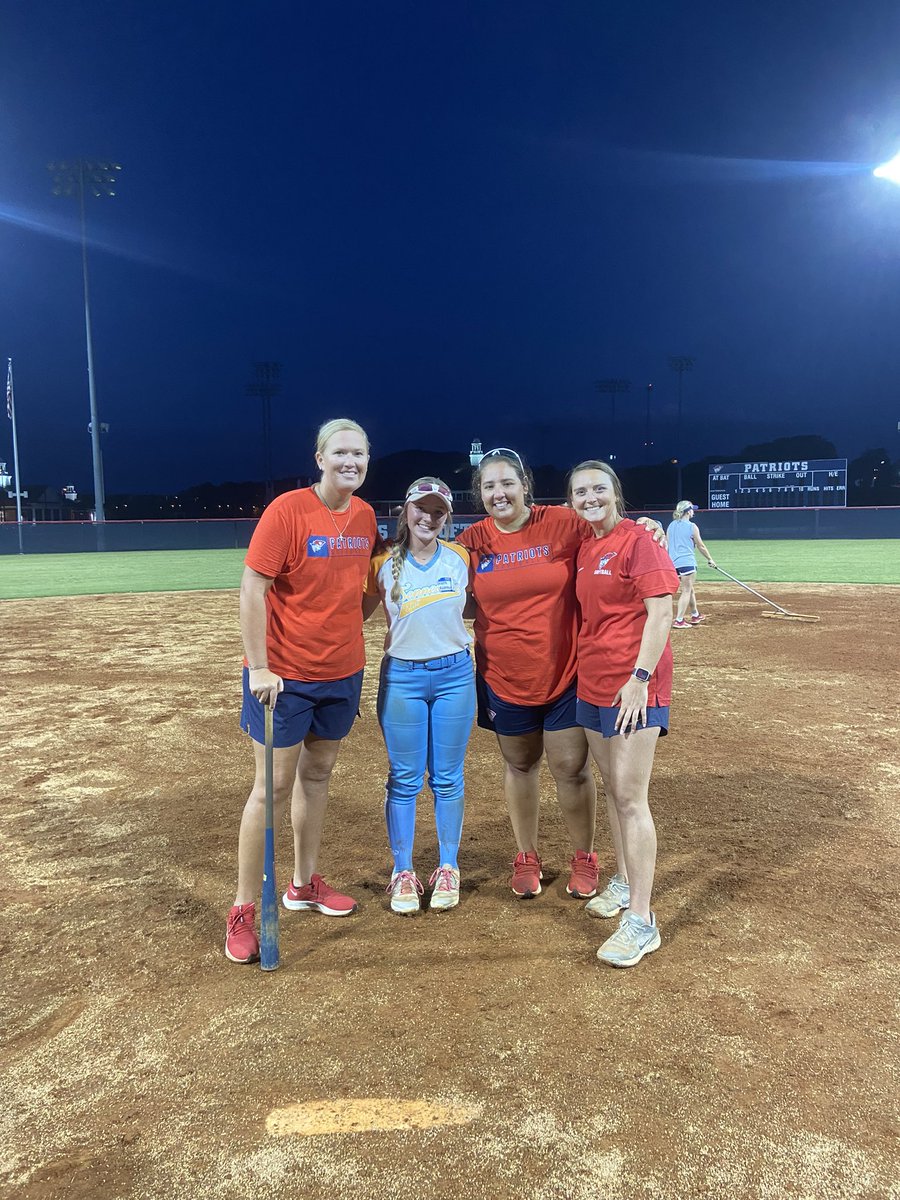 KatieRob0618's tweet photo. Thank you so much @BaileyDillender for hosting a great camp with many great coaches!! I learned so much at the University of The Cumberlands Camp in the outfield and hitting, while showing off my skills💙❤️ @TNelite2024 https://t.co/SLJSs42iBE
