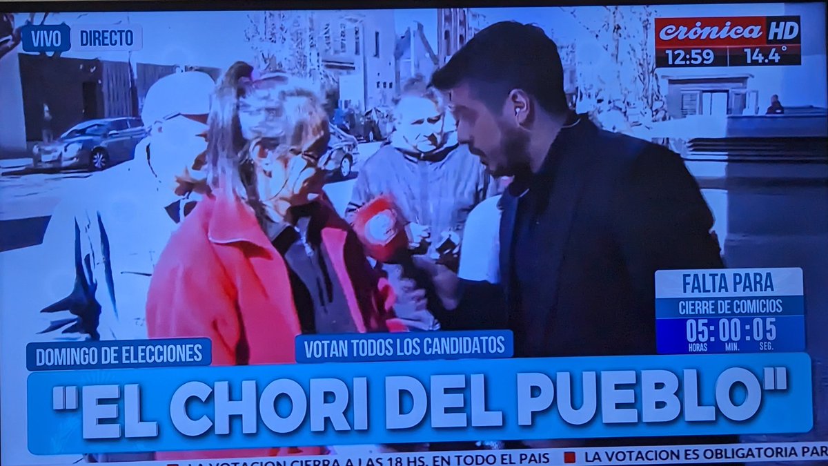 matyfu's tweet photo. El búnker de Crónica... Reparten choris. Unos genios. https://t.co/LoXyn0LAsn