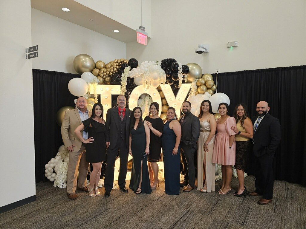 KathyDavila13's tweet photo. Congrats to Mrs. Dayrit, who really teaches from the heart ❤️ Go Mrs. Dayrit ! We love you! #Teacheroftheyear #Texaseducator https://t.co/ijwXiJTlz2