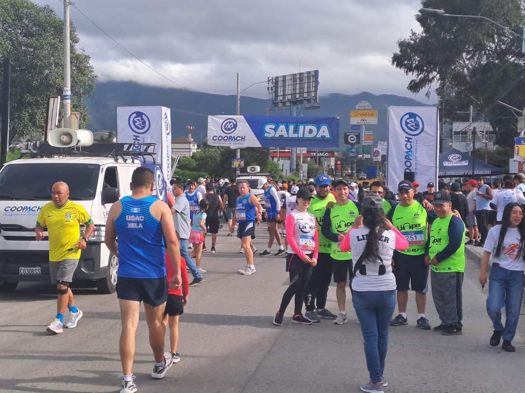 stereo100xela's tweet photo. #DeporteXela 🔴| Luego de tres años de haber sido suspendida por pandemia, este día se realiza la carrera 5k en su séptima edición, organizada por estudiantes de la carrera de Ciencias Económicas del Cunoc.

La actividad tiene como finalidad recolectar víveres.

Vía Osmar Toc https://t.co/HeuTAYjJGi