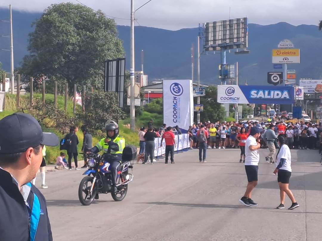 stereo100xela's tweet photo. #DeporteXela 🔴| Luego de tres años de haber sido suspendida por pandemia, este día se realiza la carrera 5k en su séptima edición, organizada por estudiantes de la carrera de Ciencias Económicas del Cunoc.

La actividad tiene como finalidad recolectar víveres.

Vía Osmar Toc https://t.co/HeuTAYjJGi