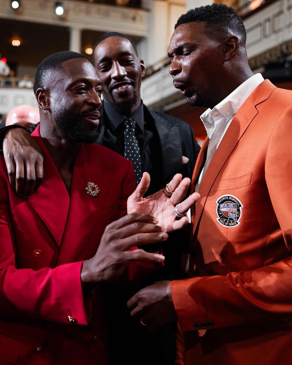 MiamiHEAT's tweet photo. Whole lotta love for our Hall of Famer, @DwyaneWade 🏆❤️ #WadeHOF https://t.co/q9D296xBiH