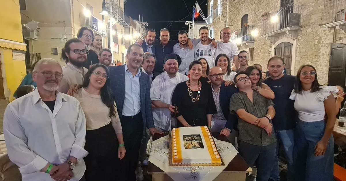 roccofranciosa's tweet photo. Che fantastica serata a #Tolve ❤️
Complimenti #ProLocoTolve #cenadelleradici 😍
#tolveinunfilm #turismodelleradici
#roots #rootsin #turismodiritorno #sanrocco
#festadellemigrante #Basilicata #lucania https://t.co/Tle7R3tTS8