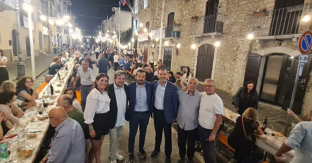 roccofranciosa's tweet photo. Che fantastica serata a #Tolve ❤️
Complimenti #ProLocoTolve #cenadelleradici 😍
#tolveinunfilm #turismodelleradici
#roots #rootsin #turismodiritorno #sanrocco
#festadellemigrante #Basilicata #lucania https://t.co/Tle7R3tTS8