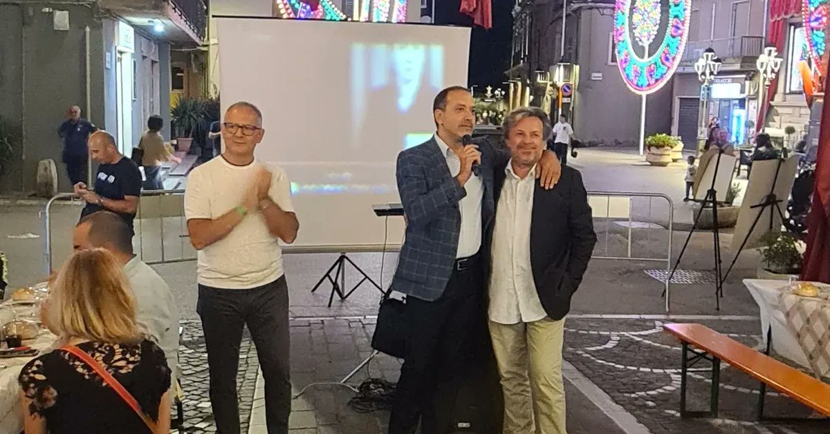 roccofranciosa's tweet photo. Che fantastica serata a #Tolve ❤️
Complimenti #ProLocoTolve #cenadelleradici 😍
#tolveinunfilm #turismodelleradici
#roots #rootsin #turismodiritorno #sanrocco
#festadellemigrante #Basilicata #lucania https://t.co/Tle7R3tTS8